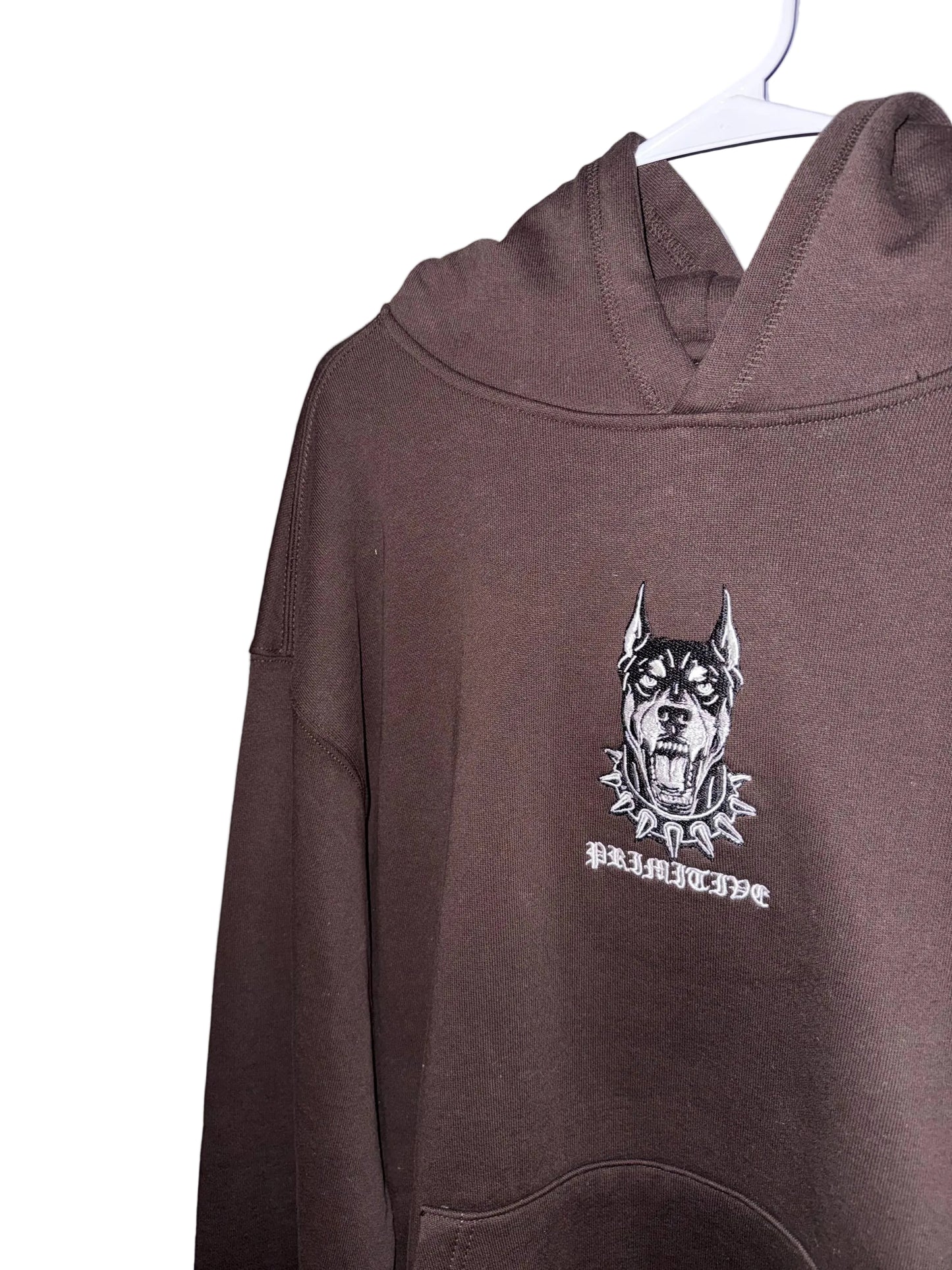PRIMITIVE SKATEBOARDING HOODIE DÓBERMAN (BROWN)